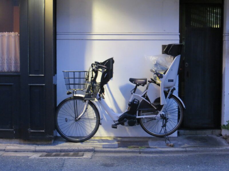 前後に子ども乗せシートを装備した白い自転車