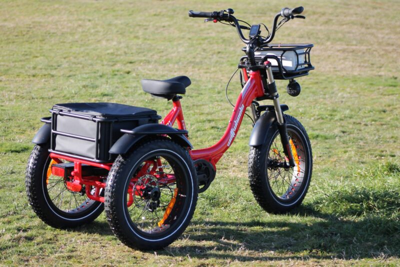 後部に大型収納ボックスを備えた赤色の電動アシスト三輪自転車