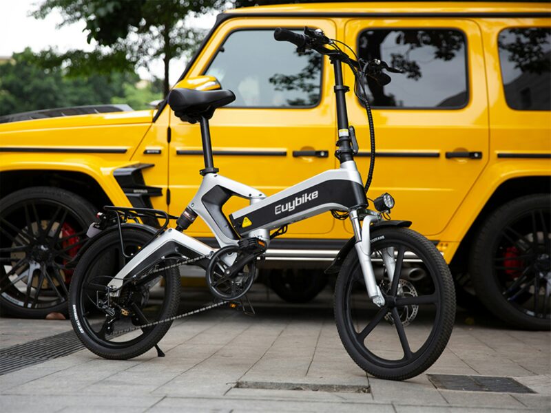 シルバーとブラックのコンパクトな折りたたみ電動アシスト自転車