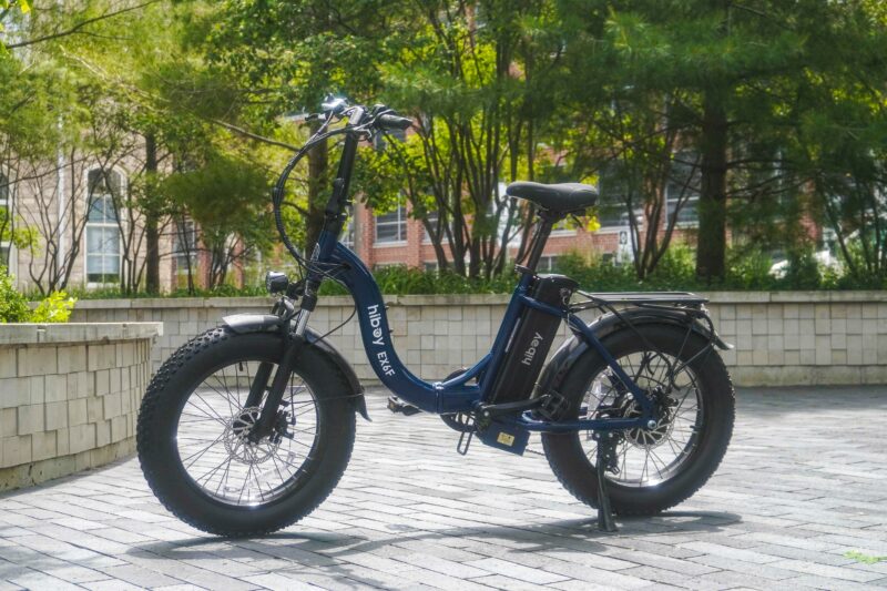 太いタイヤとリアキャリアを備えた青い折りたたみ電動アシスト自転車