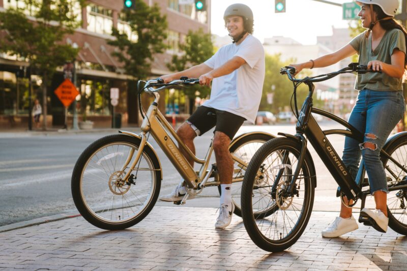 海外の街中で個性的な電動アシスト自転車に乗る男女