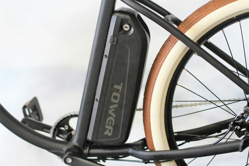 TOWERの電動アシスト自転車に取り付けられた縦長の着脱式バッテリーと鍵穴。バッテリーの固定構造や予備バッテリーの適合確認を説明する写真。